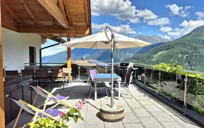 Ein allgemeiner Bergblick oder ein Berglick von des Ferienhauses aus