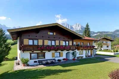 Ein allgemeiner Bergblick oder ein Berglick von der Ferienwohnung aus