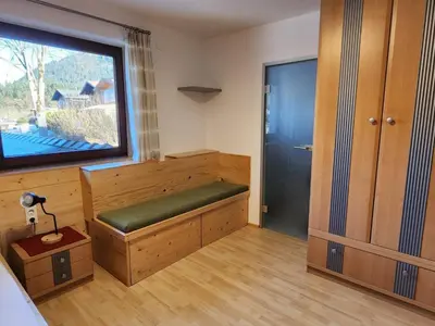 Ein Sitzbereich in der Unterkunft Gästehaus Hölzl
