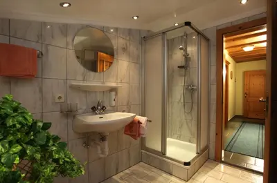 Ein Badezimmer in der Unterkunft Gästehaus Hölzl