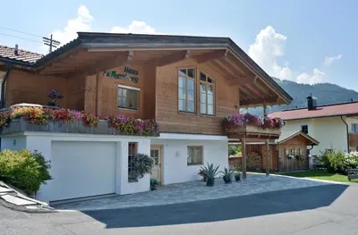 Ein allgemeiner Bergblick oder ein Berglick von der Ferienwohnung aus
