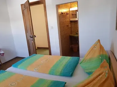 Ein Bett oder Betten in einem Zimmer der Unterkunft Ferienwohnung Farbmacher
