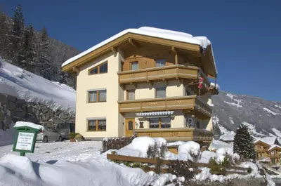 Ein allgemeiner Bergblick oder ein Berglick von des Privatzimmers aus