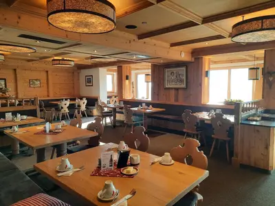 Ein Restaurant oder anderes Speiselokal in der Unterkunft Berggasthof Schatzbergalm
