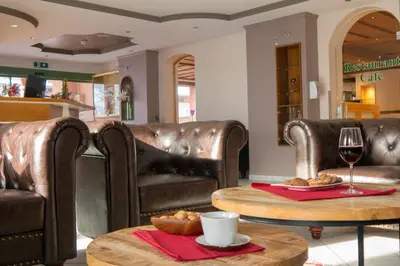 Ein Sitzbereich in der Unterkunft Alpenhotel Ramsauerhof