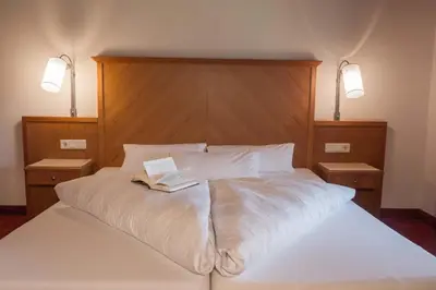 Ein Bett oder Betten in einem Zimmer der Unterkunft Alpenhotel Ramsauerhof