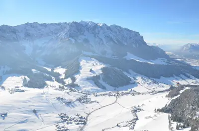 Ein allgemeiner Bergblick oder ein Berglick von der Ferienwohnung aus