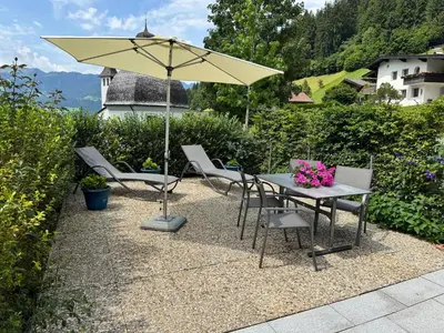 Ein Garten an der Unterkunft MittenDrin