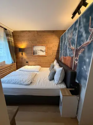 Ein Bett oder Betten in einem Zimmer der Unterkunft Charming apartment Berggeweih Lodge at Zwölferkogel in Hinterglemm