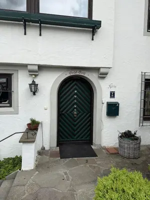 Eine Fassade oder ein Eingang zu Haus Wörgötter