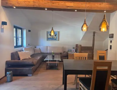 Ein Sitzbereich in der Unterkunft Resi's Kitz Lodge
