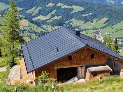 Ein allgemeiner Bergblick oder ein Berglick von des Ferienhauses aus