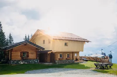 Das Gebäude in dem sich das Chalet befindet