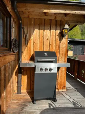 Ein für Gäste verfügbarer Grill im Ferienhaus