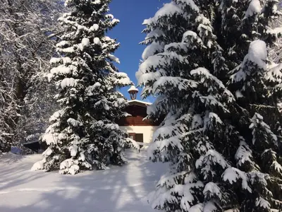 Haus am Berg im Winter