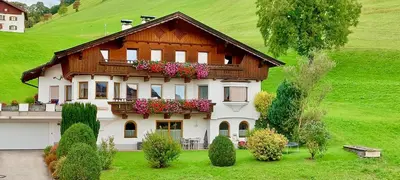 Ein Garten an der Unterkunft Ferienwohnung Seethaler - Gartenblick