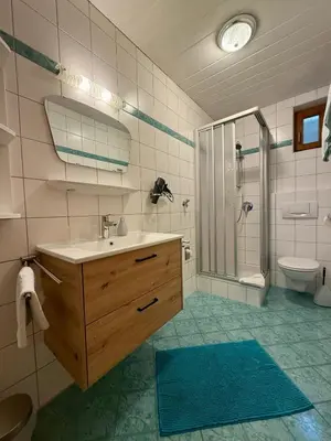 Ein Badezimmer in der Unterkunft Ferienwohnung Seethaler - Gartenblick