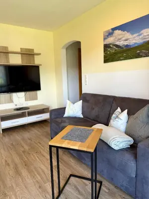 Ein Sitzbereich in der Unterkunft Ferienwohnung Seethaler - Gartenblick