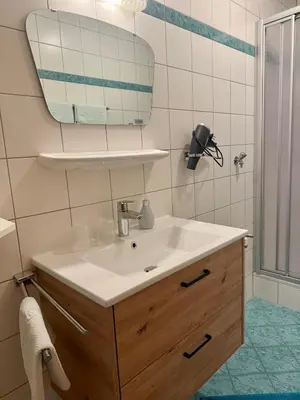 Ein Badezimmer in der Unterkunft Ferienwohnung Seethaler - Gartenblick