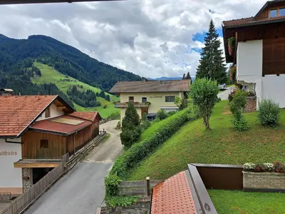 Ein allgemeiner Bergblick oder ein Berglick von der Ferienwohnung aus