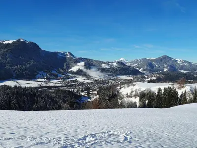 Ein allgemeiner Bergblick oder ein Berglick von des Bauernhofs aus