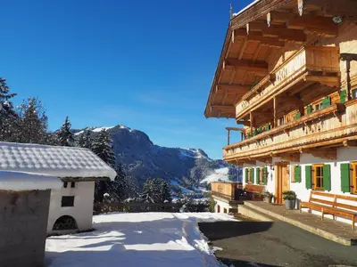 Ein allgemeiner Bergblick oder ein Berglick von des Bauernhofs aus