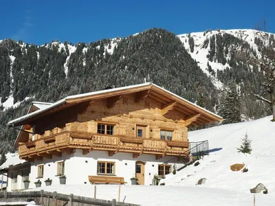 Ein allgemeiner Bergblick oder ein Berglick von des Bauernhofs aus
