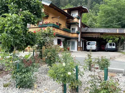 Das Gebäude in dem sich der Bauernhof befindet