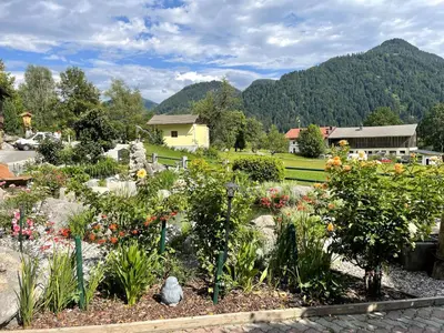 Ein allgemeiner Bergblick oder ein Berglick von des Bauernhofs aus