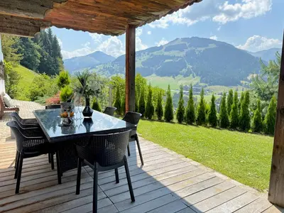 Ein allgemeiner Bergblick oder ein Berglick von des Ferienhauses aus