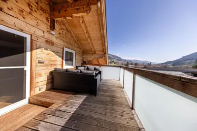 Ein allgemeiner Bergblick oder ein Berglick von des Ferienhauses aus