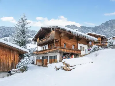 Ein allgemeiner Bergblick oder ein Berglick von des Ferienhauses aus