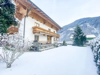 Ein allgemeiner Bergblick oder ein Berglick von des Ferienhauses aus
