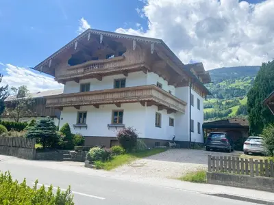 Ein allgemeiner Bergblick oder ein Berglick von des Ferienhauses aus