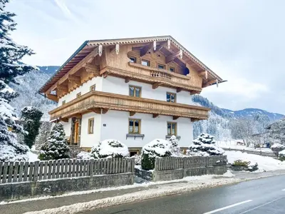 Ein allgemeiner Bergblick oder ein Berglick von des Ferienhauses aus