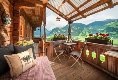 Ein allgemeiner Bergblick oder ein Berglick von des Ferienhauses aus