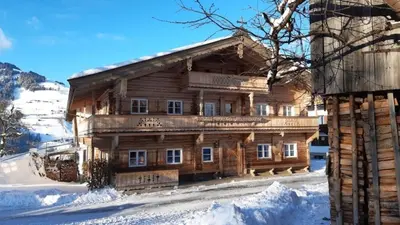 Das Gebäude in dem sich das Ferienhaus befindet