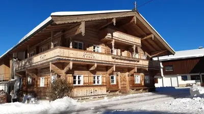 Das Gebäude in dem sich das Ferienhaus befindet