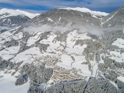 Ein allgemeiner Bergblick oder ein Berglick von des Chalets aus