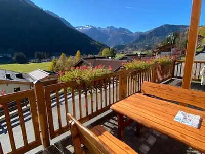 Ein allgemeiner Bergblick oder ein Berglick von des Chalets aus
