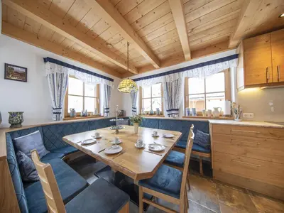 Ein Sitzbereich in der Unterkunft Chalet in Königsleiten near Ski Lift
