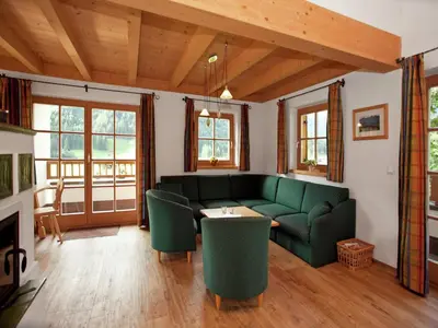 Ein Sitzbereich in der Unterkunft Chalet in Königsleiten near Ski Bus & Pool