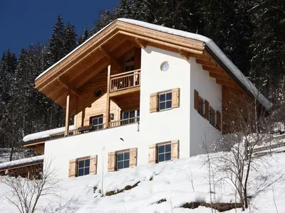 Chalet in Königsleiten near Ski Bus & Pool im Winter
