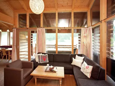 Ein Sitzbereich in der Unterkunft Chalet in Königsleiten near Zillertal Ski Area
