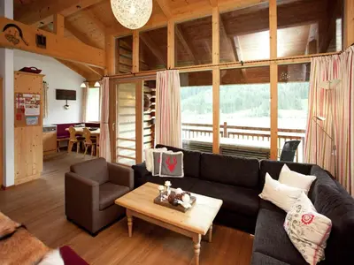 Ein Sitzbereich in der Unterkunft Chalet in Königsleiten near Zillertal Ski Area
