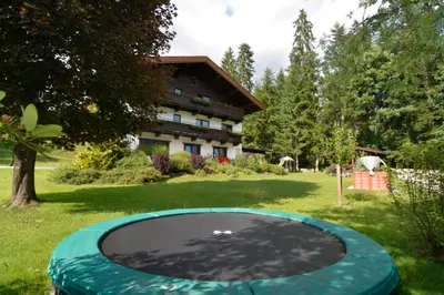 Ein Garten an der Unterkunft Haus Sonnwend