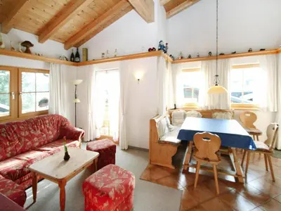 Ein Sitzbereich in der Unterkunft Chalet in Königsleiten near Zillertal Arena
