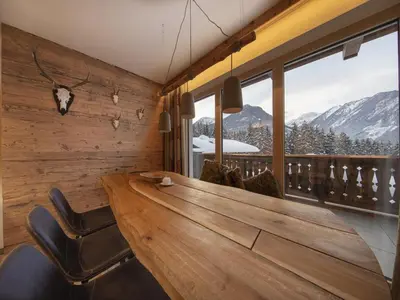 Ein allgemeiner Bergblick oder ein Berglick von des Chalets aus