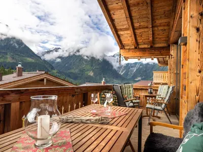 Ein allgemeiner Bergblick oder ein Berglick von des Chalets aus
