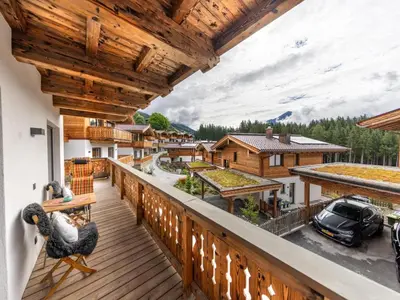 Ein Balkon oder eine Terrasse in der Unterkunft Alpine Chalet with Sauna and Balcony